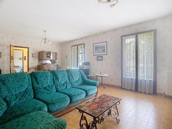 Grande maison de plain pied avec garage et jardin très paisible