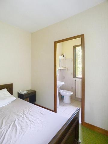 Grande maison de plain pied avec garage et jardin très paisible