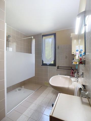 Grande maison de plain pied avec garage et jardin très paisible