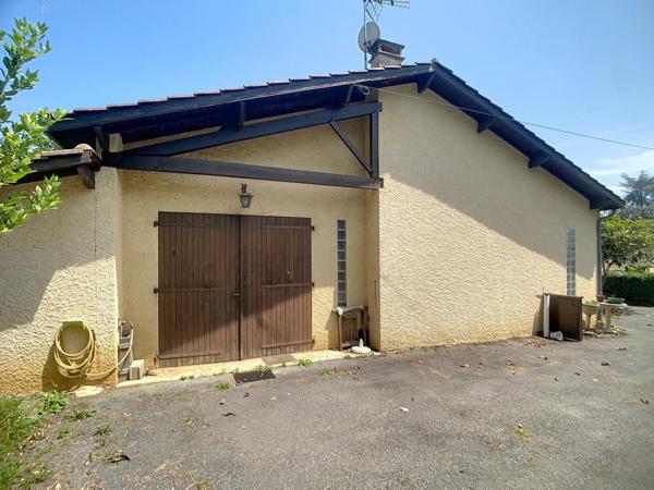 Grande maison de plain pied avec garage et jardin très paisible