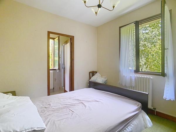 Grande maison de plain pied avec garage et jardin très paisible