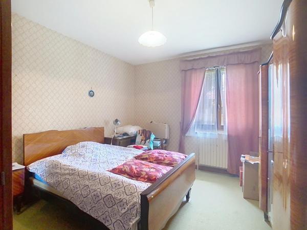 Grande maison de plain pied avec garage et jardin très paisible