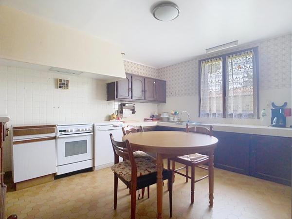 Grande maison de plain pied avec garage et jardin très paisible