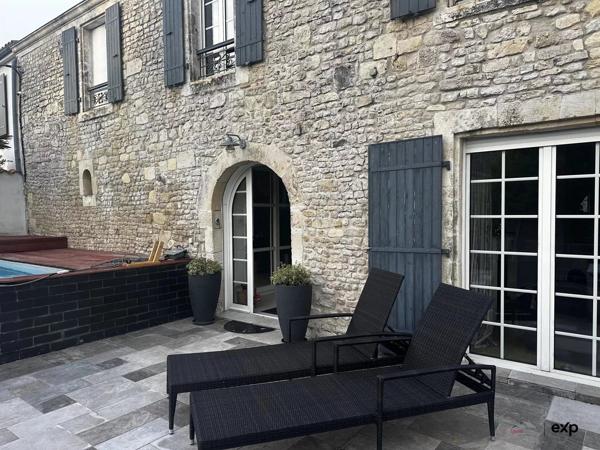 PROPRIÉTÉ DE CARACTÈRE À DOMPIERRE SUR MER.