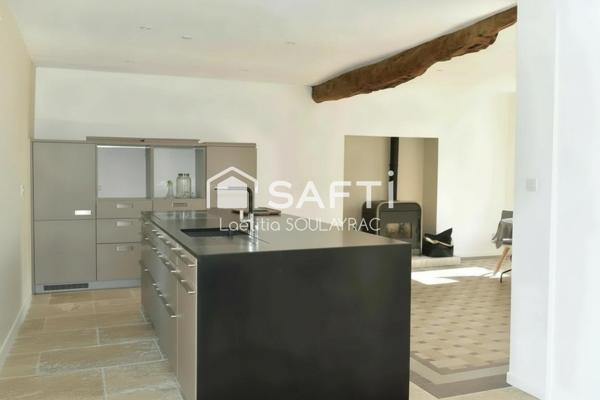 Superbe bâtisse de charme de 178 m² environ.