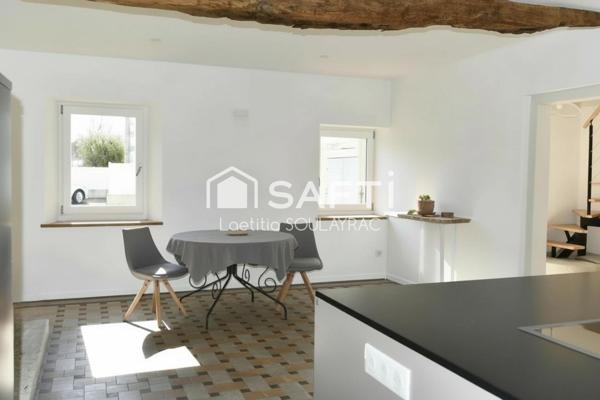 Superbe bâtisse de charme de 178 m² environ.