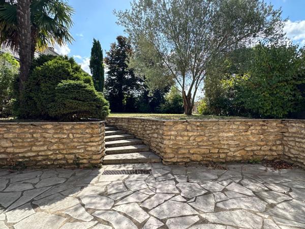 LE PUY NOTRE DAME, Maison tuffeau de 162m² avec cour, jardin clos et dépendances.