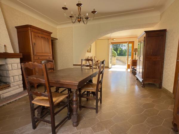 LE PUY NOTRE DAME, Maison tuffeau de 162m² avec cour, jardin clos et dépendances.