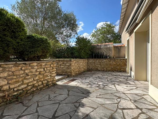 LE PUY NOTRE DAME, Maison tuffeau de 162m² avec cour, jardin clos et dépendances.