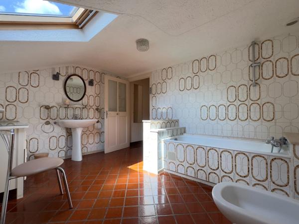 LE PUY NOTRE DAME, Maison tuffeau de 162m² avec cour, jardin clos et dépendances.