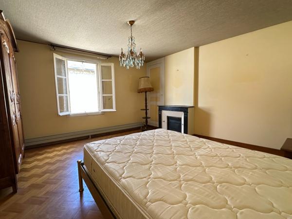 LE PUY NOTRE DAME, Maison tuffeau de 162m² avec cour, jardin clos et dépendances.