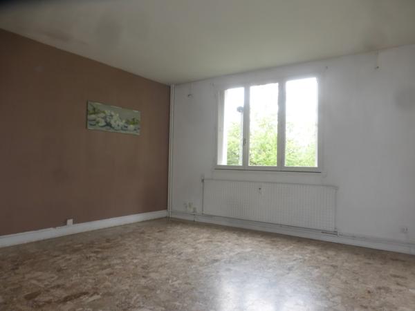 TRES BEL APPARTEMENT SITUE AU RDC D'UN IMMEUBLE UNIQUE AVEC PARKING PRIVE DANS UN ECRIN DE VERDURE AU CALME Beauvais (60000)