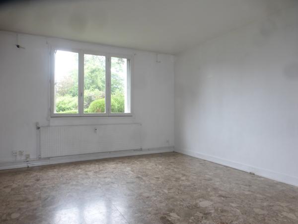 TRES BEL APPARTEMENT SITUE AU RDC D'UN IMMEUBLE UNIQUE AVEC PARKING PRIVE DANS UN ECRIN DE VERDURE AU CALME Beauvais (60000)