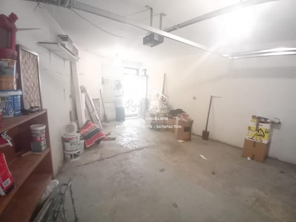 Vue sur la terrasse et le jardin