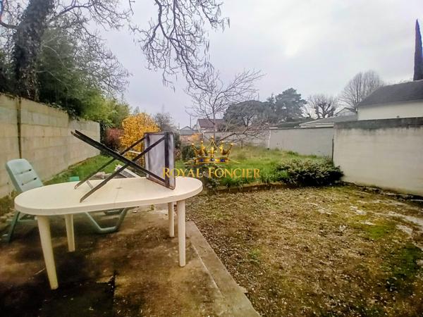 Vue sur la terrasse et le jardin