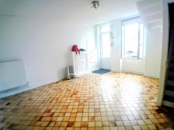 Vue sur la terrasse et le jardin