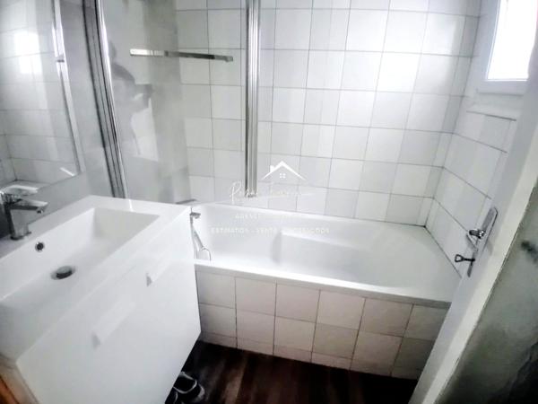 Vue sur la terrasse et le jardin