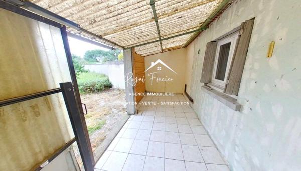 Vue sur la terrasse et le jardin