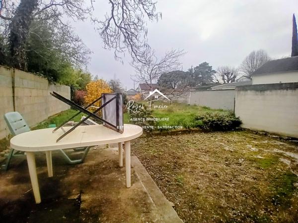 Vue sur la terrasse et le jardin