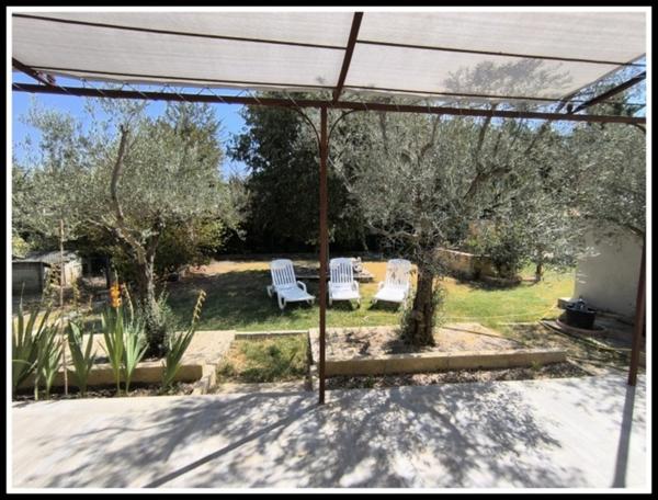 BELLE MAISON  DE PLAIN PIED ENTIEREMENT RENOVEE AVEC PISCINE