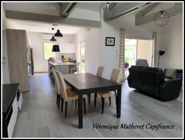 BELLE MAISON  DE PLAIN PIED ENTIEREMENT RENOVEE AVEC PISCINE