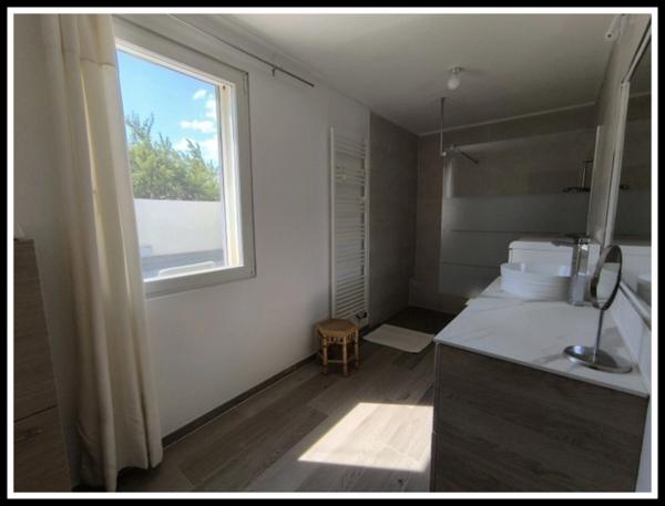 BELLE MAISON  DE PLAIN PIED ENTIEREMENT RENOVEE AVEC PISCINE