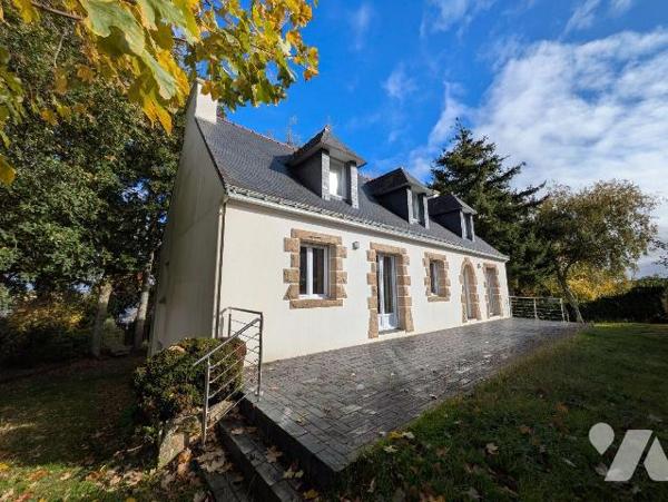 Kerfany les Pins, la plage à pied, maison individuelle rénovée avec soin, composée comme suit:...