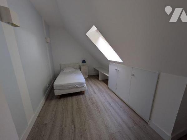 Kerfany les Pins, la plage à pied, maison individuelle rénovée avec soin, composée comme suit:...