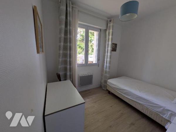 Kerfany les Pins, la plage à pied, maison individuelle rénovée avec soin, composée comme suit:...