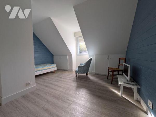 Kerfany les Pins, la plage à pied, maison individuelle rénovée avec soin, composée comme suit:...