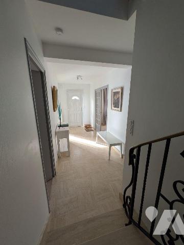 Kerfany les Pins, la plage à pied, maison individuelle rénovée avec soin, composée comme suit:...