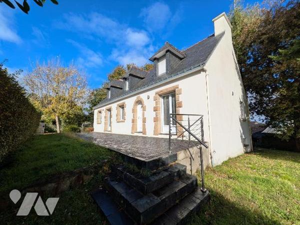 Kerfany les Pins, la plage à pied, maison individuelle rénovée avec soin, composée comme suit:...