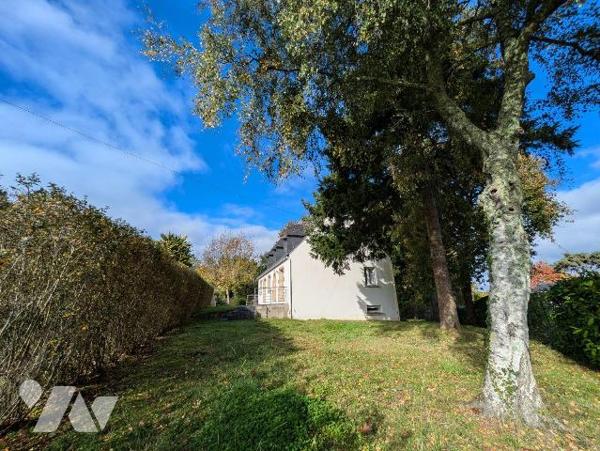 Kerfany les Pins, la plage à pied, maison individuelle rénovée avec soin, composée comme suit:...