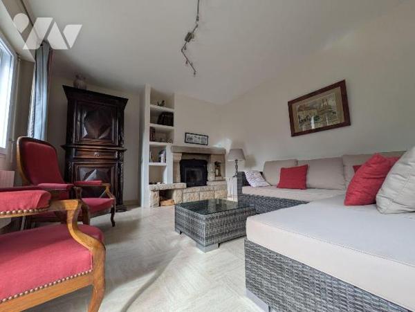 Kerfany les Pins, la plage à pied, maison individuelle rénovée avec soin, composée comme suit:...