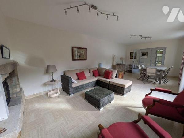 Kerfany les Pins, la plage à pied, maison individuelle rénovée avec soin, composée comme suit:...