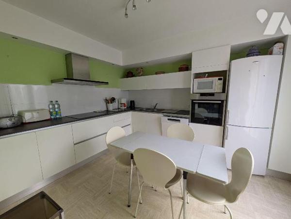 Kerfany les Pins, la plage à pied, maison individuelle rénovée avec soin, composée comme suit:...