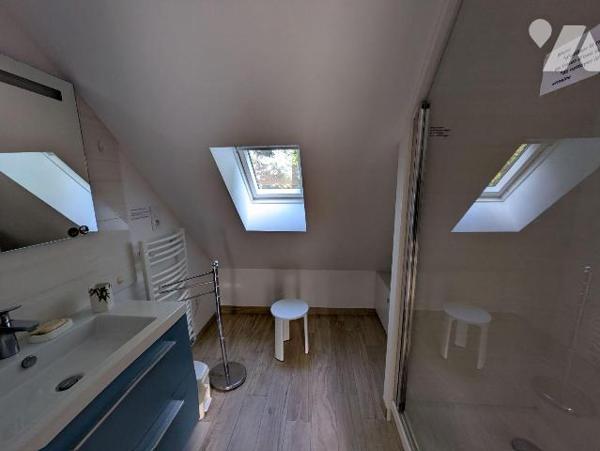 Kerfany les Pins, la plage à pied, maison individuelle rénovée avec soin, composée comme suit:...