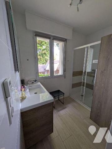 Kerfany les Pins, la plage à pied, maison individuelle rénovée avec soin, composée comme suit:...