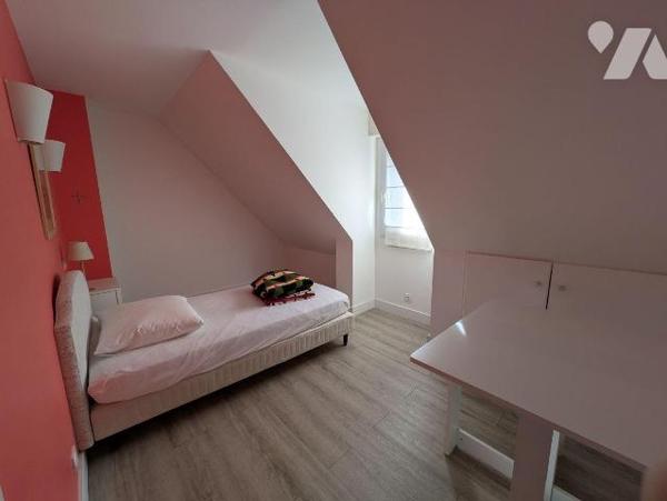 Kerfany les Pins, la plage à pied, maison individuelle rénovée avec soin, composée comme suit:...