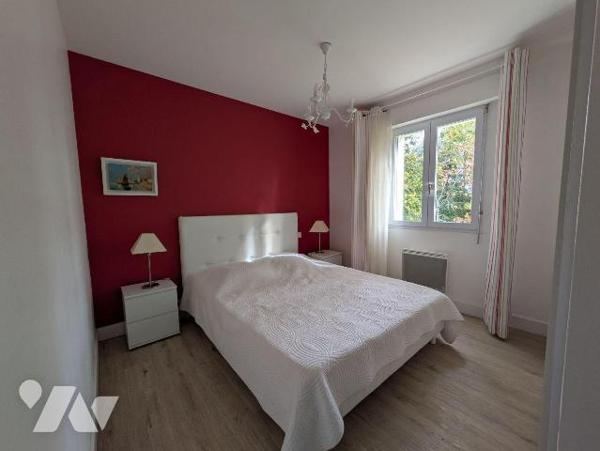 Kerfany les Pins, la plage à pied, maison individuelle rénovée avec soin, composée comme suit:...