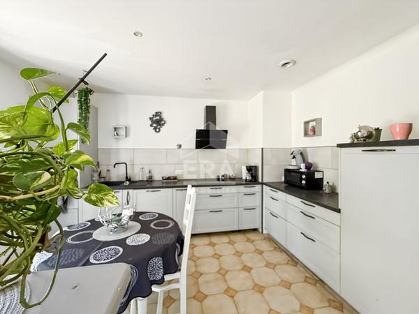 Maison et garage  avec jardin