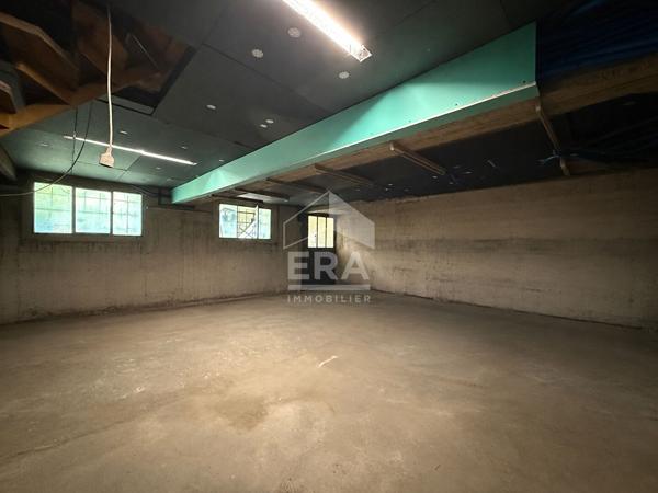 Maison et garage  avec jardin