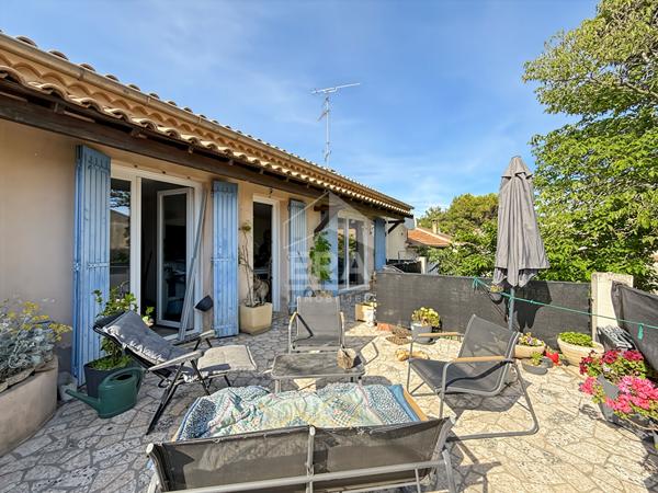 Maison et garage  avec jardin