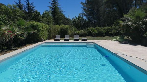 Superbe propriété familiale avec dépendance, piscine et grand terrain arboré