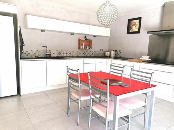 Superbe propriété familiale avec dépendance, piscine et grand terrain arboré