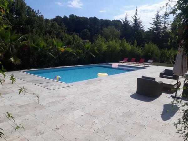 Superbe propriété familiale avec dépendance, piscine et grand terrain arboré