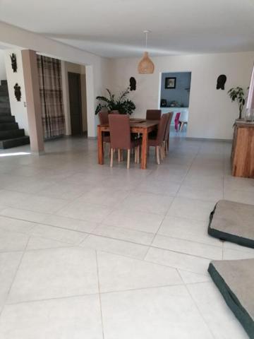 Superbe propriété familiale avec dépendance, piscine et grand terrain arboré