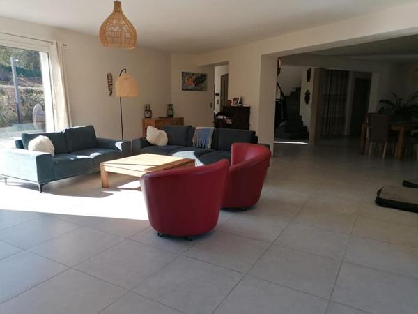 Superbe propriété familiale avec dépendance, piscine et grand terrain arboré
