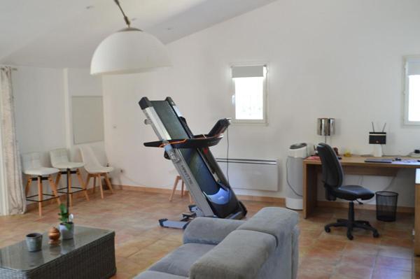 Superbe propriété familiale avec dépendance, piscine et grand terrain arboré
