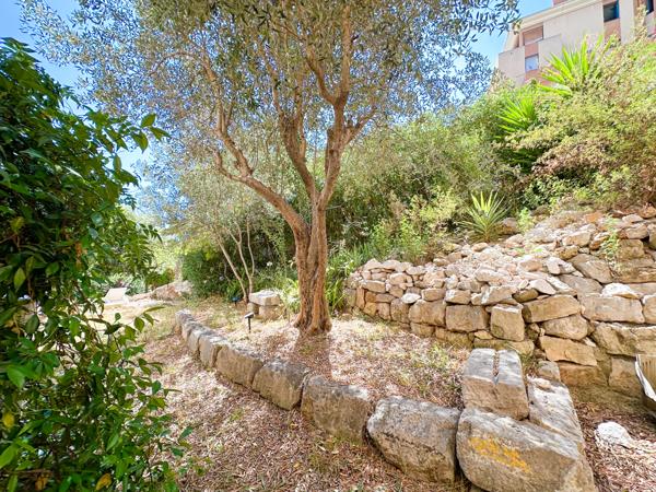 Grasse (06130) COUP DE COEUR - EXCLUSIVITE - 4 pièces avec 300m2 de jardin privatif.